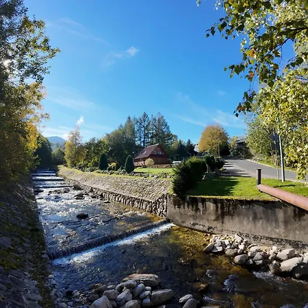 Dom Przy Wodospadzie Lomniczka アパート *